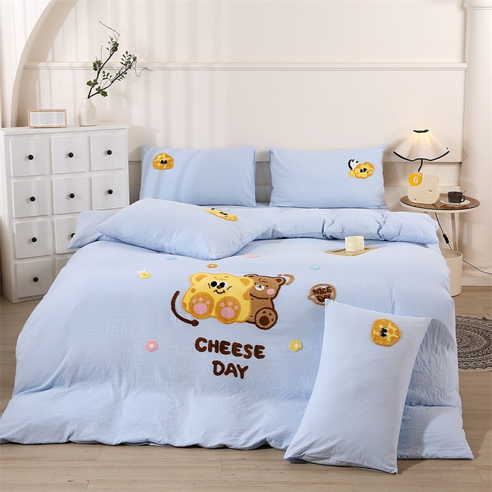 91家纺网 家纺一手货源 找家纺 优米家纺 2025新款A类水洗棉毛巾绣四件套-奶酪小熊 奶酪小熊-天空蓝