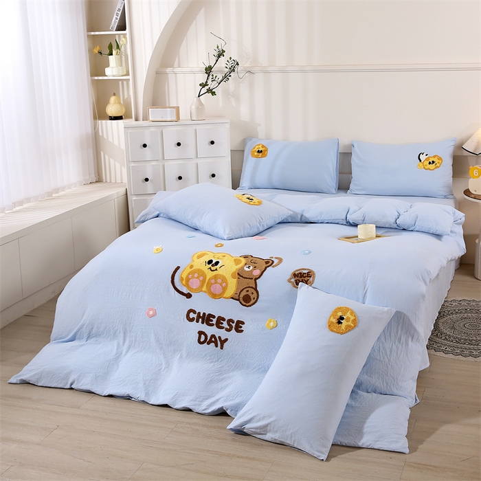 91家纺网 家纺一手货源 找家纺 优米家纺 2025新款A类水洗棉毛巾绣四件套-奶酪小熊 奶酪小熊-天空蓝