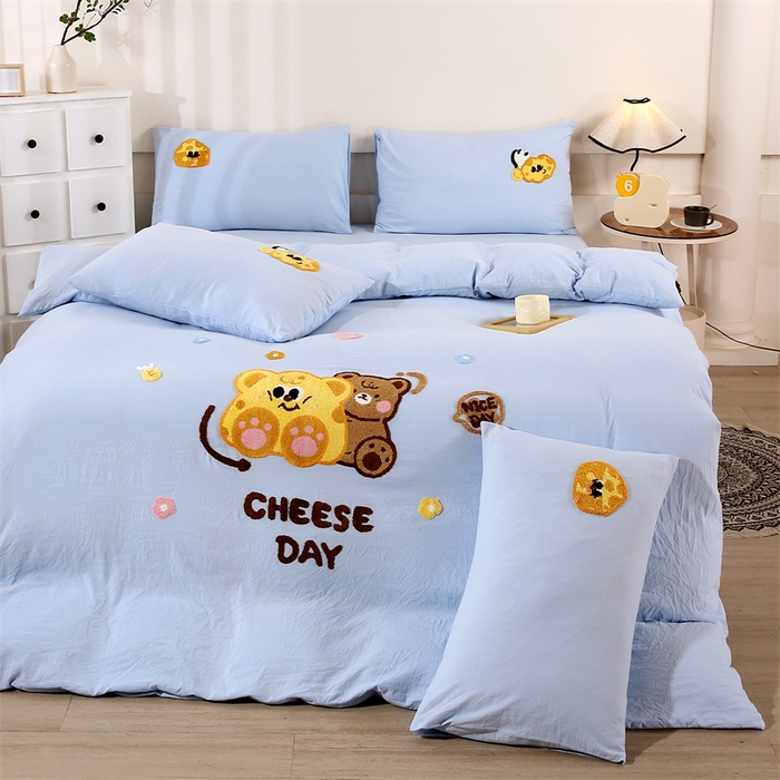 91家纺网 家纺一手货源 找家纺 优米家纺 2025新款A类水洗棉毛巾绣四件套-奶酪小熊 奶酪小熊-天空蓝