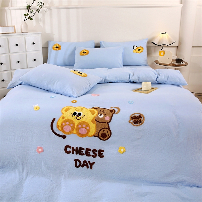 91家纺网 家纺一手货源 找家纺 优米家纺 2025新款A类水洗棉毛巾绣四件套-奶酪小熊 奶酪小熊-天空蓝