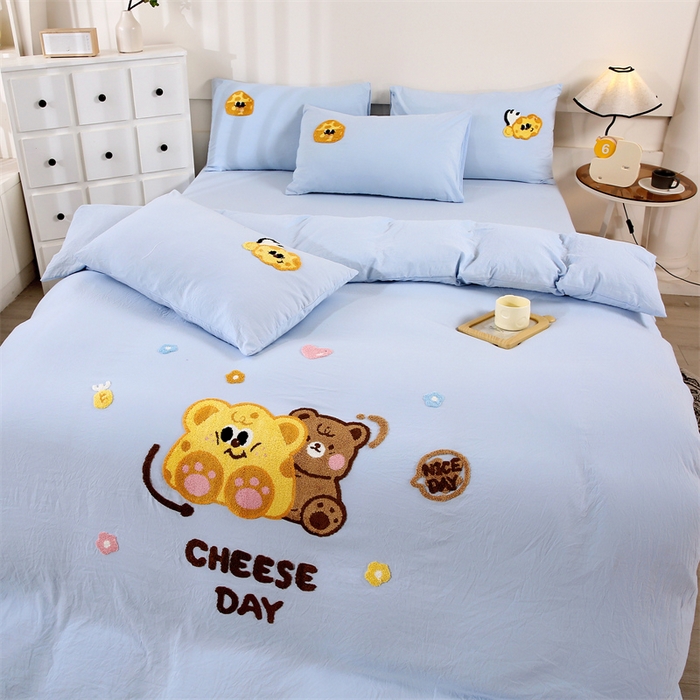 91家纺网 家纺一手货源 找家纺 优米家纺 2025新款A类水洗棉毛巾绣四件套-奶酪小熊 奶酪小熊-天空蓝