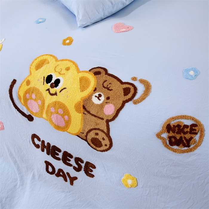 91家纺网 家纺一手货源 找家纺 优米家纺 2025新款A类水洗棉毛巾绣四件套-奶酪小熊 奶酪小熊-天空蓝