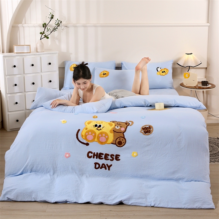 91家纺网 家纺一手货源 找家纺 优米家纺 2025新款A类水洗棉毛巾绣四件套-奶酪小熊 奶酪小熊-天空蓝