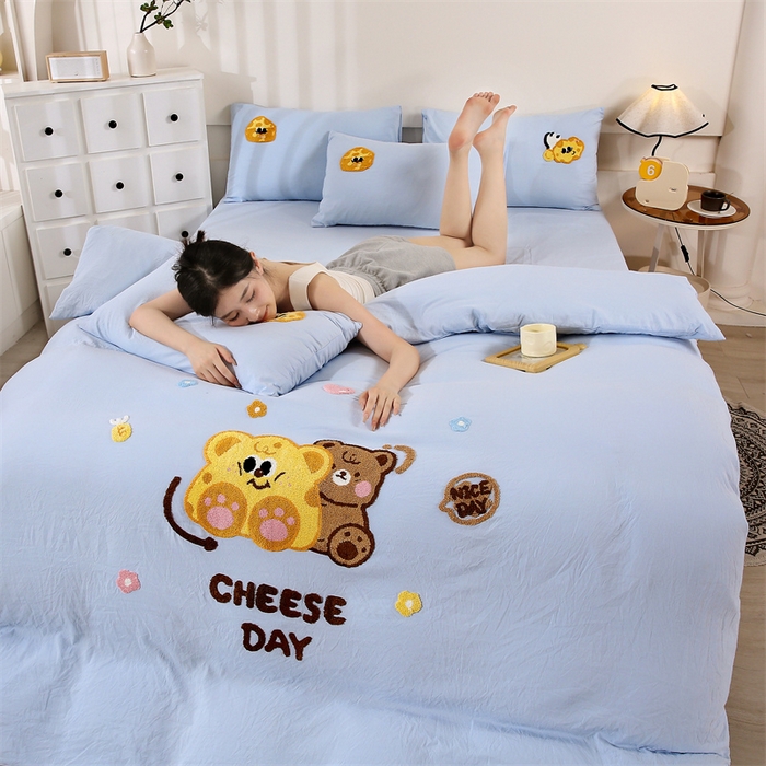 91家纺网 家纺一手货源 找家纺 优米家纺 2025新款A类水洗棉毛巾绣四件套-奶酪小熊 奶酪小熊-天空蓝