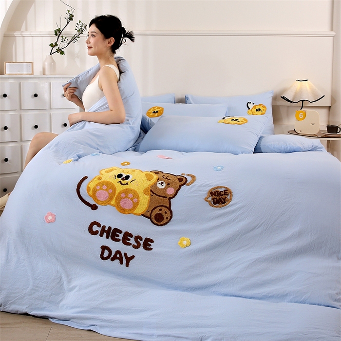 91家纺网 家纺一手货源 找家纺 优米家纺 2025新款A类水洗棉毛巾绣四件套-奶酪小熊 奶酪小熊-天空蓝