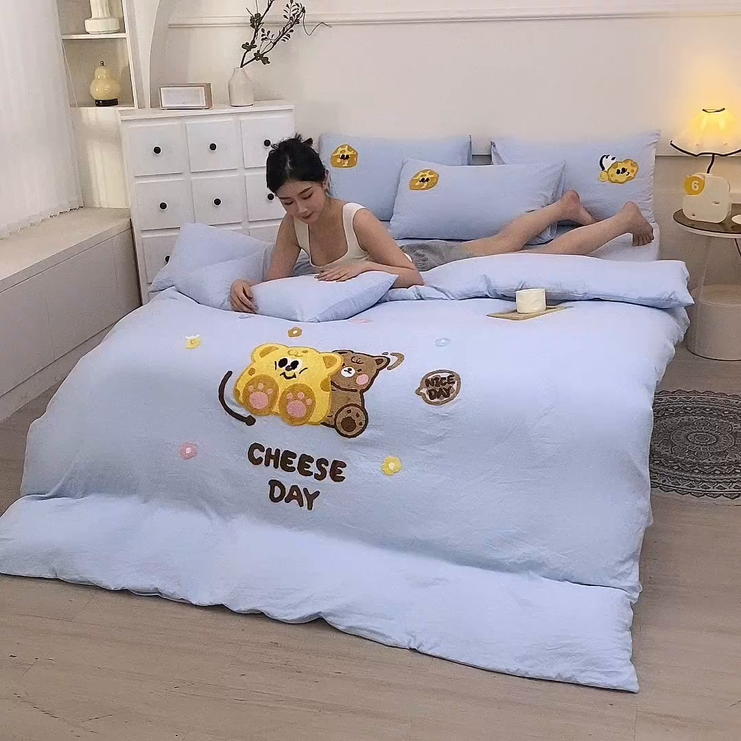 91家纺网 家纺一手货源 找家纺 优米家纺 2025新款A类水洗棉毛巾绣四件套-奶酪小熊 奶酪小熊-天空蓝