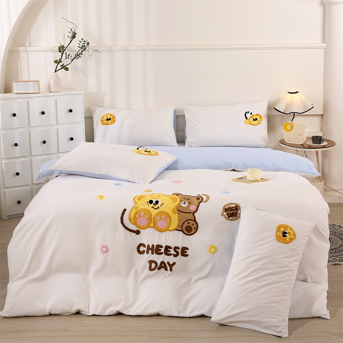 91家纺网 家纺一手货源 找家纺 优米家纺 2025新款A类水洗棉毛巾绣四件套-奶酪小熊 奶酪小熊-月光白