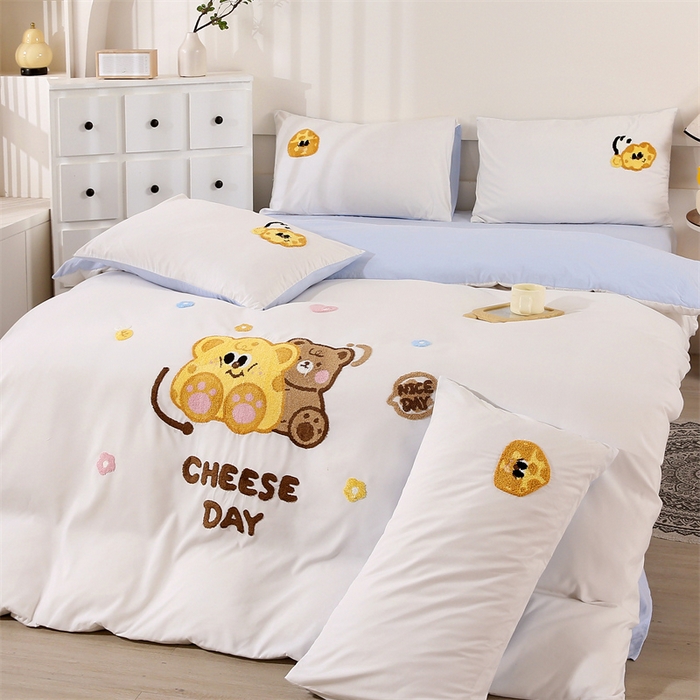 91家纺网 家纺一手货源 找家纺 优米家纺 2025新款A类水洗棉毛巾绣四件套-奶酪小熊 奶酪小熊-月光白