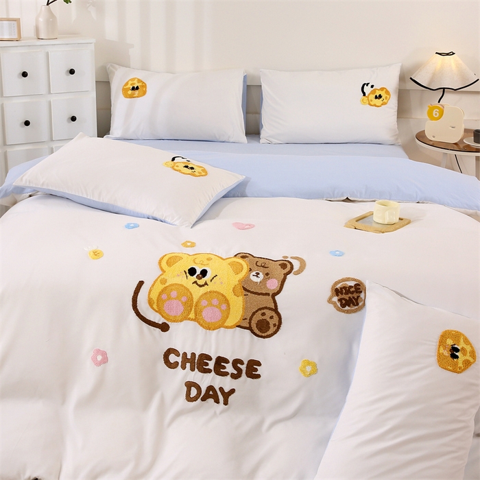 91家纺网 家纺一手货源 找家纺 优米家纺 2025新款A类水洗棉毛巾绣四件套-奶酪小熊 奶酪小熊-月光白