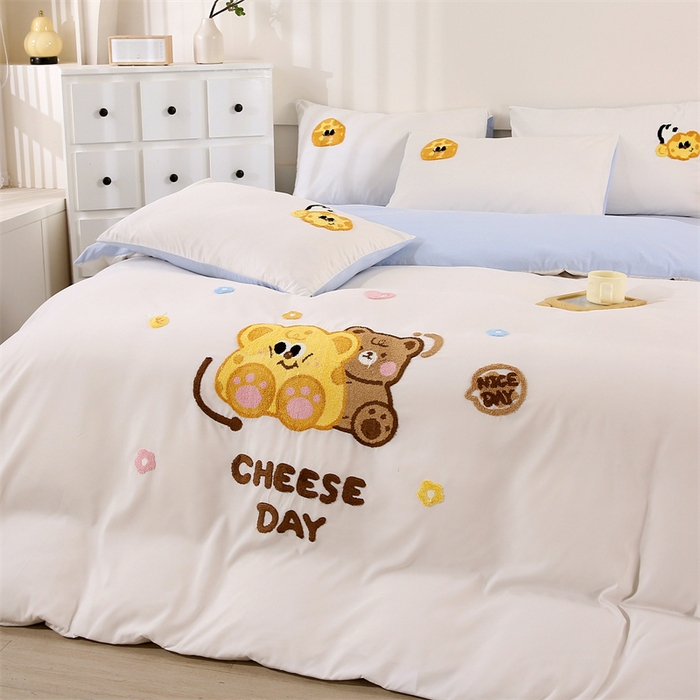 91家纺网 家纺一手货源 找家纺 优米家纺 2025新款A类水洗棉毛巾绣四件套-奶酪小熊 奶酪小熊-月光白