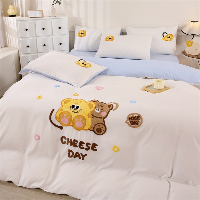 91家纺网 家纺一手货源 找家纺 优米家纺 2025新款A类水洗棉毛巾绣四件套-奶酪小熊 奶酪小熊-月光白