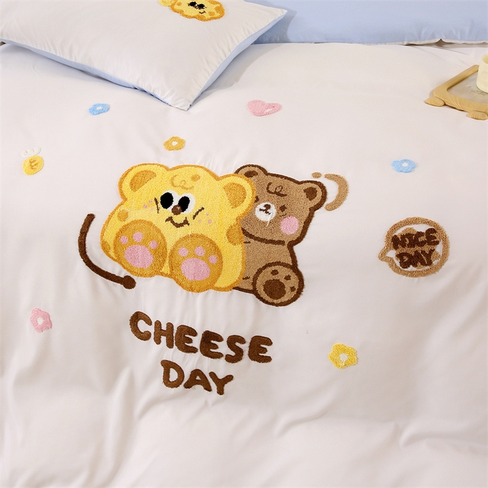 91家纺网 家纺一手货源 找家纺 优米家纺 2025新款A类水洗棉毛巾绣四件套-奶酪小熊 奶酪小熊-月光白