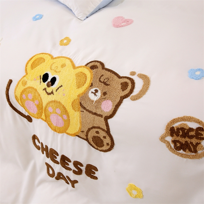 91家纺网 家纺一手货源 找家纺 优米家纺 2025新款A类水洗棉毛巾绣四件套-奶酪小熊 奶酪小熊-月光白