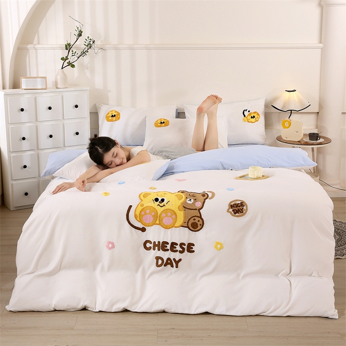 91家纺网 家纺一手货源 找家纺 优米家纺 2025新款A类水洗棉毛巾绣四件套-奶酪小熊 奶酪小熊-月光白