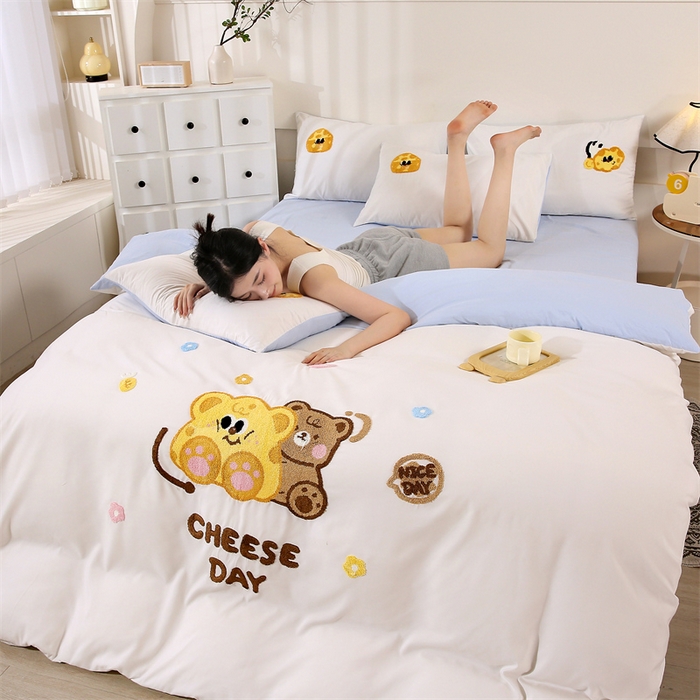 91家纺网 家纺一手货源 找家纺 优米家纺 2025新款A类水洗棉毛巾绣四件套-奶酪小熊 奶酪小熊-月光白