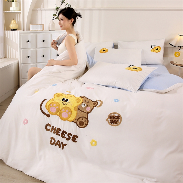 91家纺网 家纺一手货源 找家纺 优米家纺 2025新款A类水洗棉毛巾绣四件套-奶酪小熊 奶酪小熊-月光白