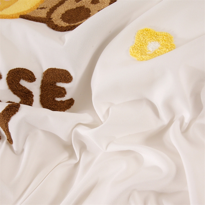91家纺网 家纺一手货源 找家纺 优米家纺 2025新款A类水洗棉毛巾绣四件套-奶酪小熊 奶酪小熊-月光白