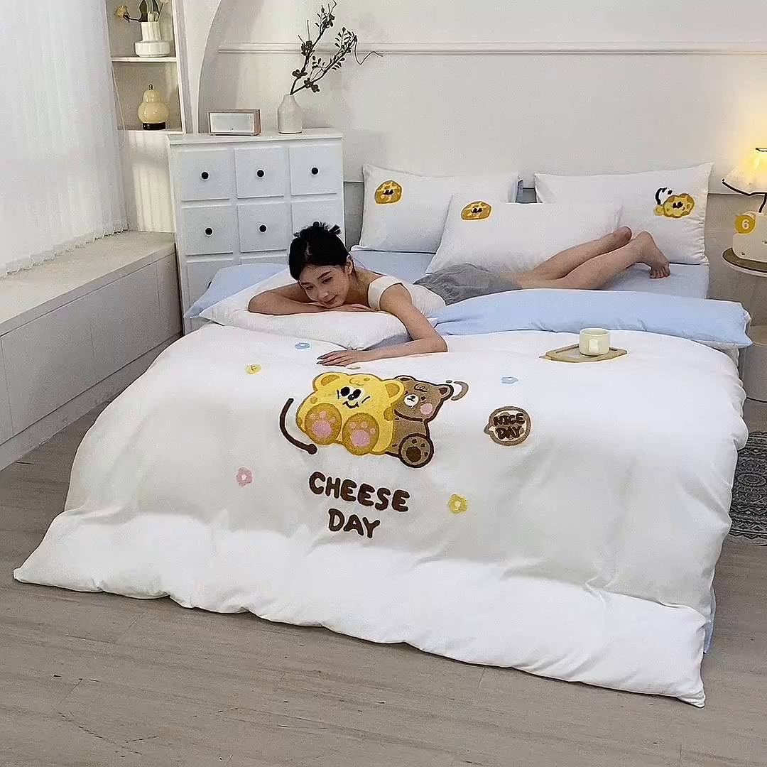 91家纺网 家纺一手货源 找家纺 优米家纺 2025新款A类水洗棉毛巾绣四件套-奶酪小熊 奶酪小熊-月光白