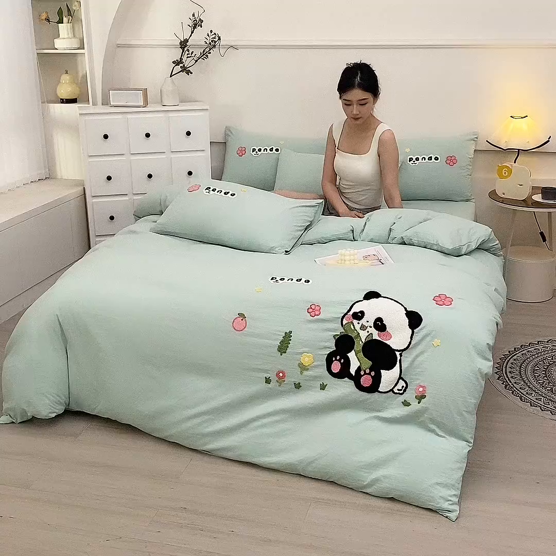 91家纺网 家纺一手货源 找家纺 优米家纺 2025新款A类水洗棉毛巾绣四件套-熊猫 熊猫-青草绿