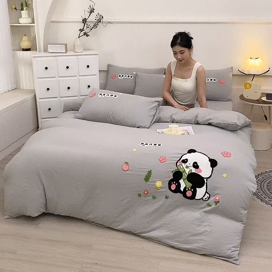 91家纺网 家纺一手货源 找家纺 优米家纺 2025新款A类水洗棉毛巾绣四件套-熊猫 熊猫-绅士灰