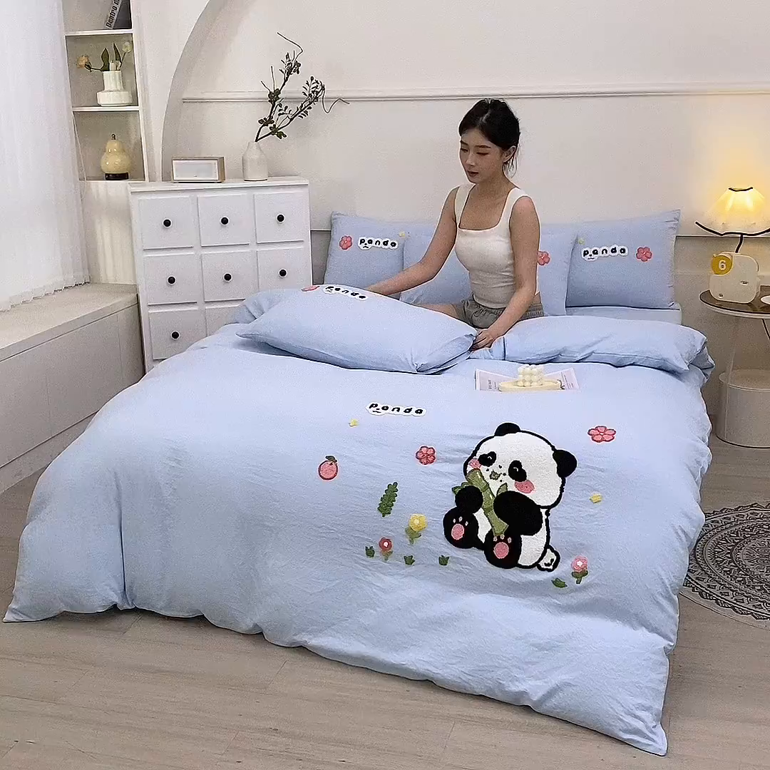 91家纺网 家纺一手货源 找家纺 优米家纺 2025新款A类水洗棉毛巾绣四件套-熊猫 熊猫-天空蓝