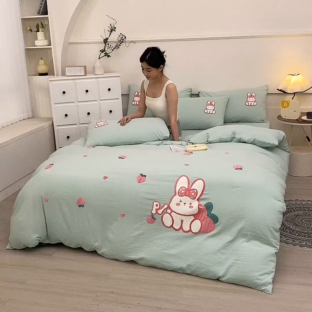 91家纺网 家纺一手货源 找家纺 优米家纺 2025新款A类水洗棉毛巾绣四件套-桃子兔 桃子兔-青草绿