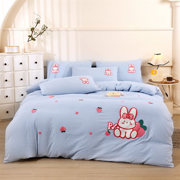 91家纺网 家纺一手货源 找家纺 优米家纺 2025新款A类水洗棉毛巾绣四件套-桃子兔 桃子兔-天空蓝