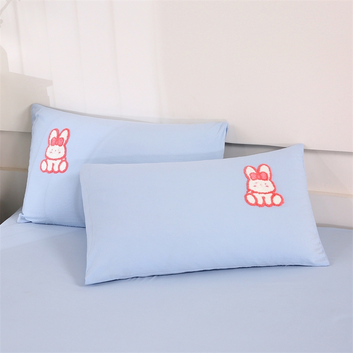 91家纺网 家纺一手货源 找家纺 优米家纺 2025新款A类水洗棉毛巾绣四件套-桃子兔 桃子兔-天空蓝