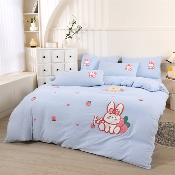 91家纺网 家纺一手货源 找家纺 优米家纺 2025新款A类水洗棉毛巾绣四件套-桃子兔 桃子兔-天空蓝