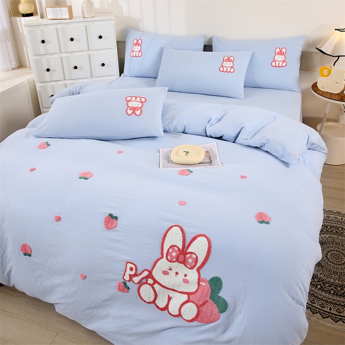 91家纺网 家纺一手货源 找家纺 优米家纺 2025新款A类水洗棉毛巾绣四件套-桃子兔 桃子兔-天空蓝