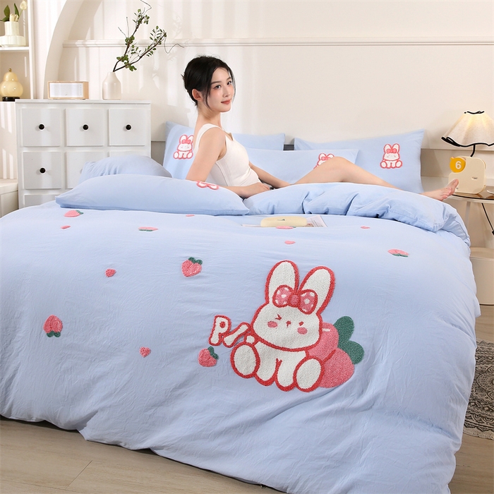 91家纺网 家纺一手货源 找家纺 优米家纺 2025新款A类水洗棉毛巾绣四件套-桃子兔 桃子兔-天空蓝