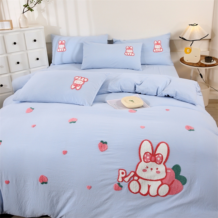 91家纺网 家纺一手货源 找家纺 优米家纺 2025新款A类水洗棉毛巾绣四件套-桃子兔 桃子兔-天空蓝