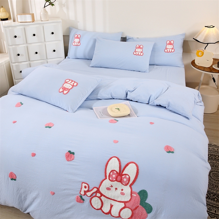 91家纺网 家纺一手货源 找家纺 优米家纺 2025新款A类水洗棉毛巾绣四件套-桃子兔 桃子兔-天空蓝
