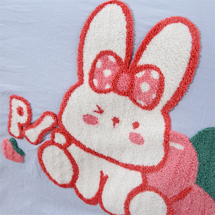 91家纺网 家纺一手货源 找家纺 优米家纺 2025新款A类水洗棉毛巾绣四件套-桃子兔 桃子兔-天空蓝