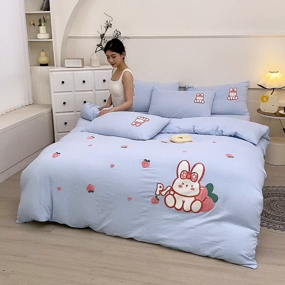 91家纺网 家纺一手货源 找家纺 优米家纺 2025新款A类水洗棉毛巾绣四件套-桃子兔 桃子兔-天空蓝