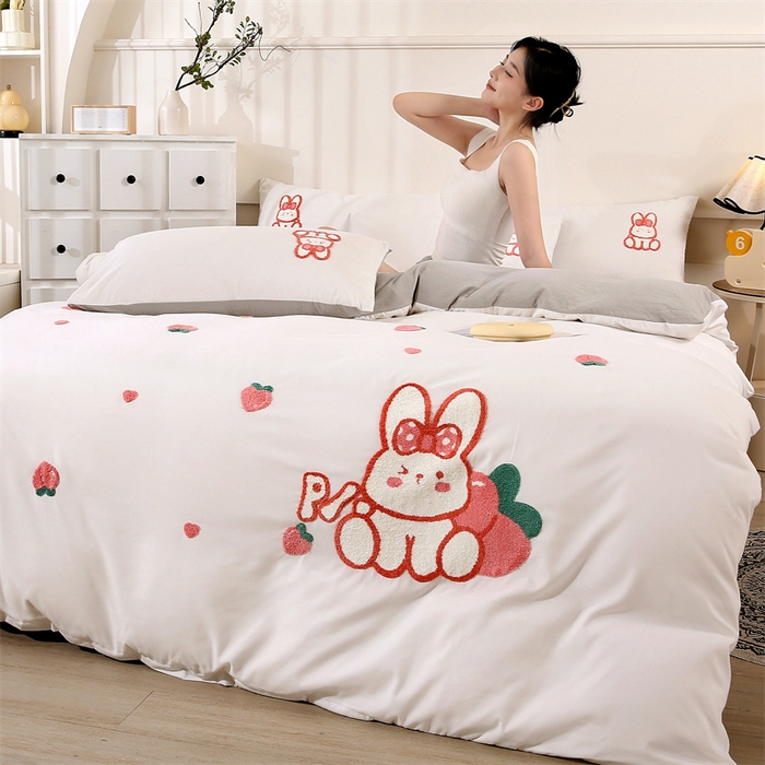 91家纺网 家纺一手货源 找家纺 优米家纺 2025新款A类水洗棉毛巾绣四件套-桃子兔 桃子兔-月光白