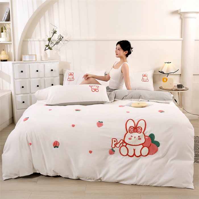 91家纺网 家纺一手货源 找家纺 优米家纺 2025新款A类水洗棉毛巾绣四件套-桃子兔 桃子兔-月光白