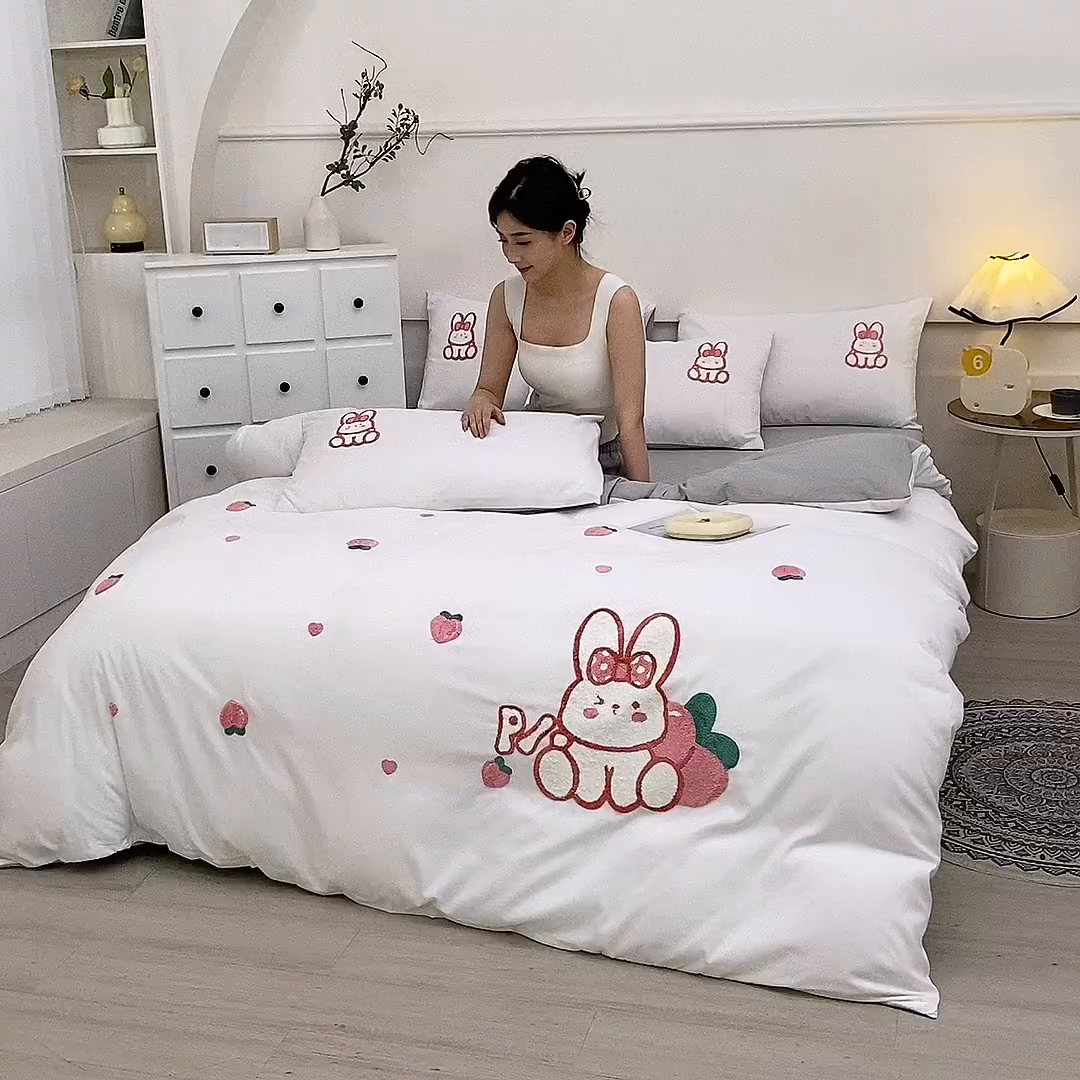 91家纺网 家纺一手货源 找家纺 优米家纺 2025新款A类水洗棉毛巾绣四件套-桃子兔 桃子兔-月光白