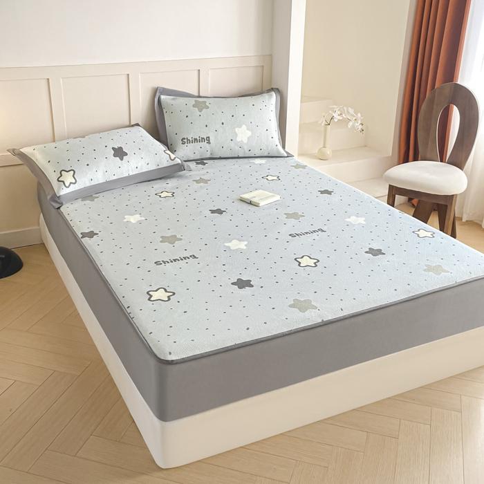 91家纺网 家纺一手货源 找家纺 柒月家居 2025新款小清新印花冰藤系列凉席席子-床笠款 夜空