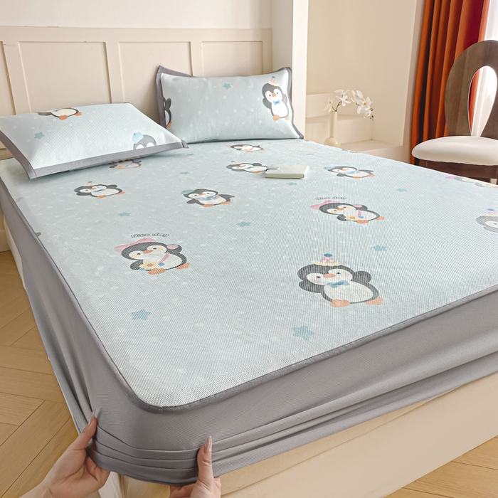 91家纺网 家纺一手货源 找家纺 柒月家居 2025新款小清新印花冰藤系列凉席席子-床笠款 呆萌企鹅