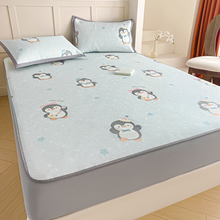 91家纺网 家纺一手货源 找家纺 柒月家居 2025新款小清新印花冰藤系列凉席席子-床笠款 呆萌企鹅