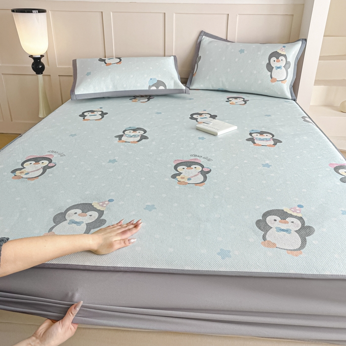 91家纺网 家纺一手货源 找家纺 柒月家居 2025新款小清新印花冰藤系列凉席席子-床笠款 呆萌企鹅