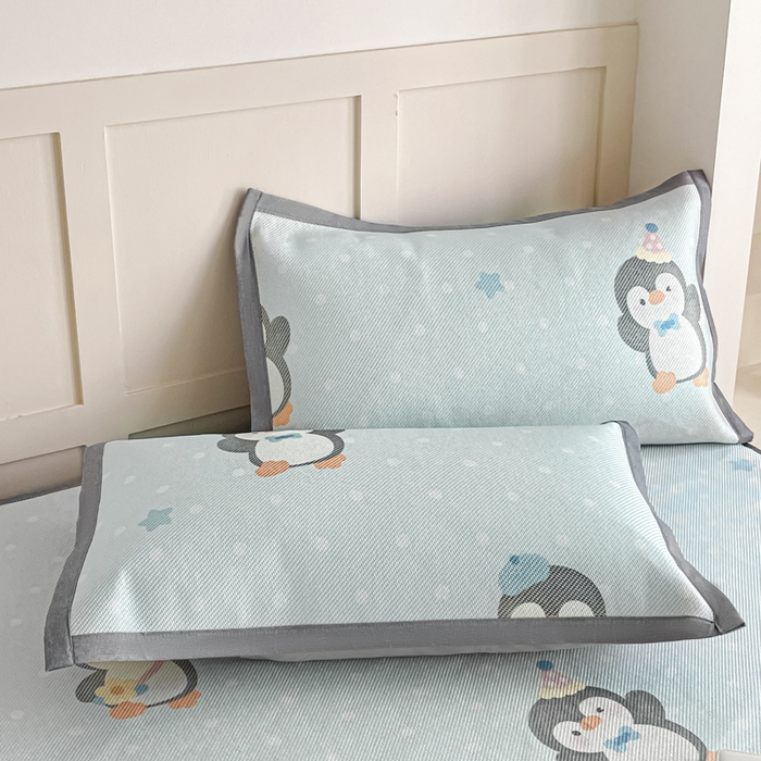 91家纺网 家纺一手货源 找家纺 柒月家居 2025新款小清新印花冰藤系列凉席席子-床笠款 呆萌企鹅