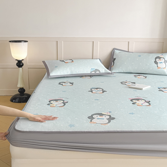 91家纺网 家纺一手货源 找家纺 柒月家居 2025新款小清新印花冰藤系列凉席席子-床笠款 呆萌企鹅