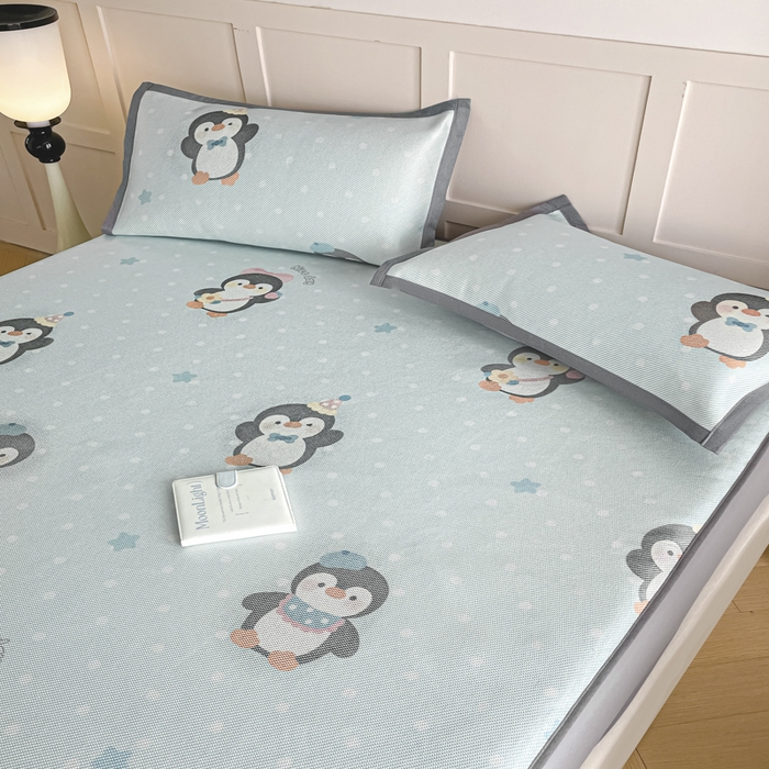 91家纺网 家纺一手货源 找家纺 柒月家居 2025新款小清新印花冰藤系列凉席席子-床笠款 呆萌企鹅