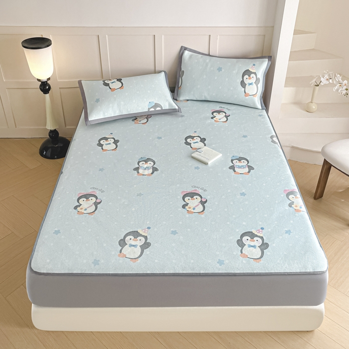 91家纺网 家纺一手货源 找家纺 柒月家居 2025新款小清新印花冰藤系列凉席席子-床笠款 呆萌企鹅