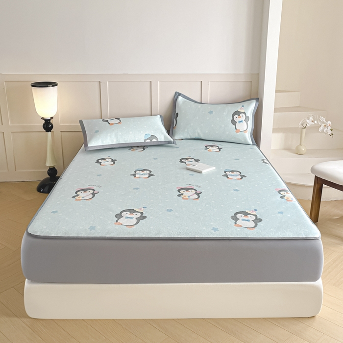 91家纺网 家纺一手货源 找家纺 柒月家居 2025新款小清新印花冰藤系列凉席席子-床笠款 呆萌企鹅