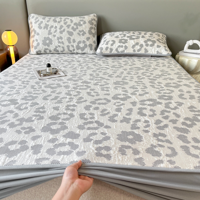 91家纺网 家纺一手货源 找家纺 子曰 2025春夏新款A类中分子430gPE聚乙烯乙纶凉豆豆凉席-床笠款 小豹纹-灰