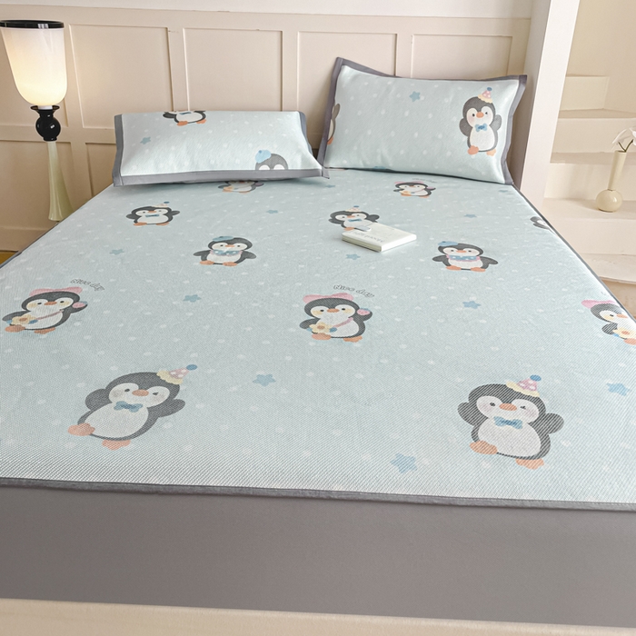 91家纺网 家纺一手货源 找家纺 柒月家居 2025新款小清新印花冰藤系列凉席席子-床笠款 呆萌企鹅