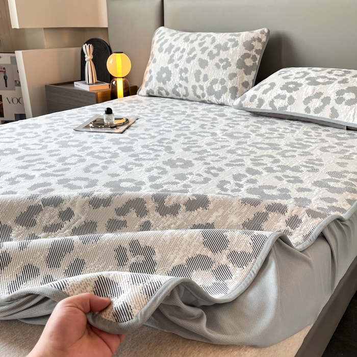 91家纺网 家纺一手货源 找家纺 子曰 2025春夏新款A类中分子430gPE聚乙烯乙纶凉豆豆凉席-床笠款 小豹纹-灰